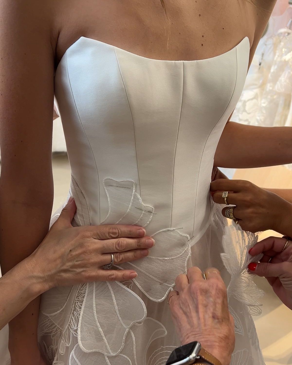 Fitting và tinh chỉnh váy cưới DOLONG